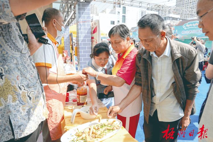 的餐饮企业向市民游客展示了岭南特色风味菜品,让人既饱口福又饱眼福